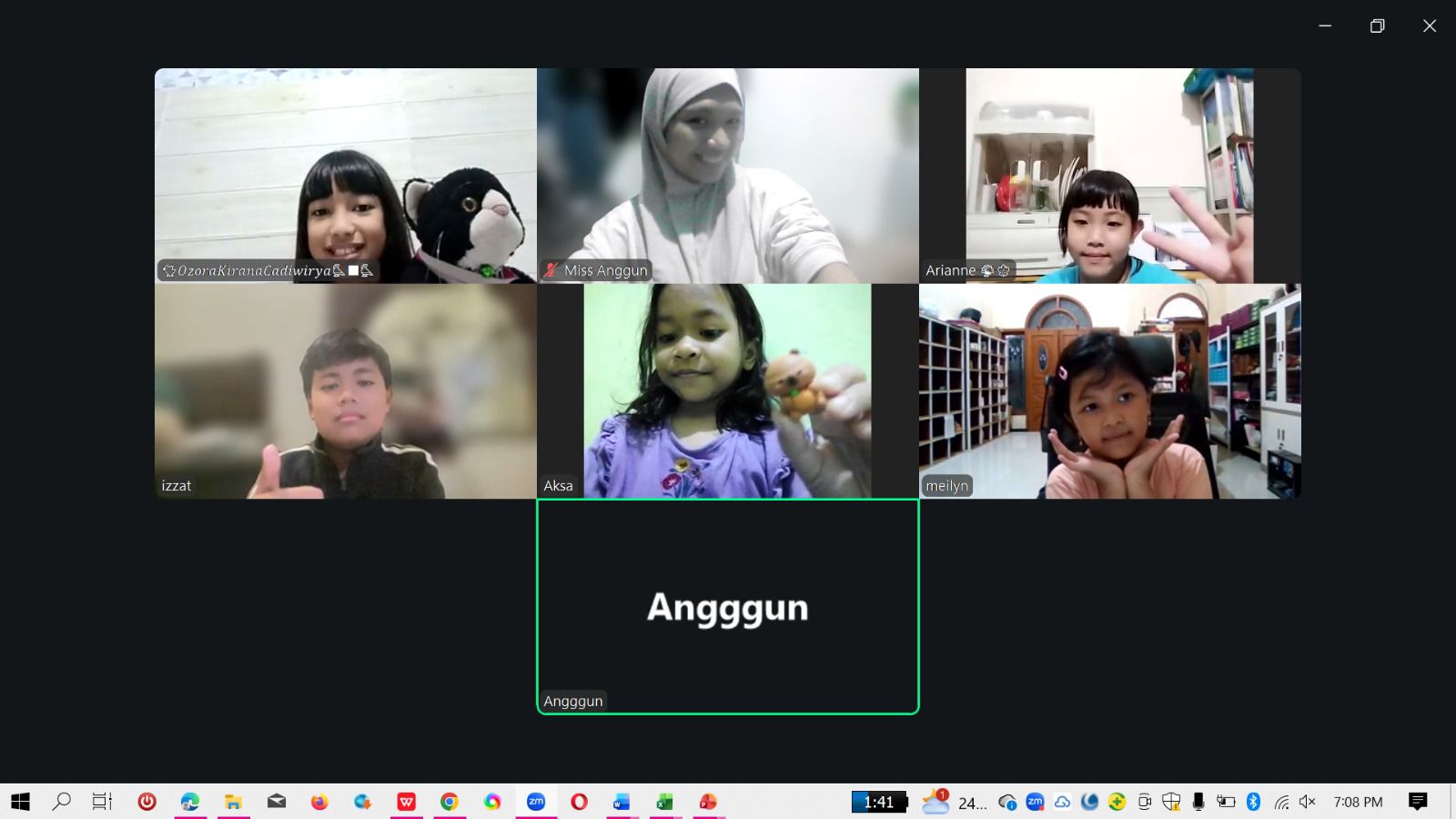 Belajar kosakata baru lewat gambar dan interaksi langsung.