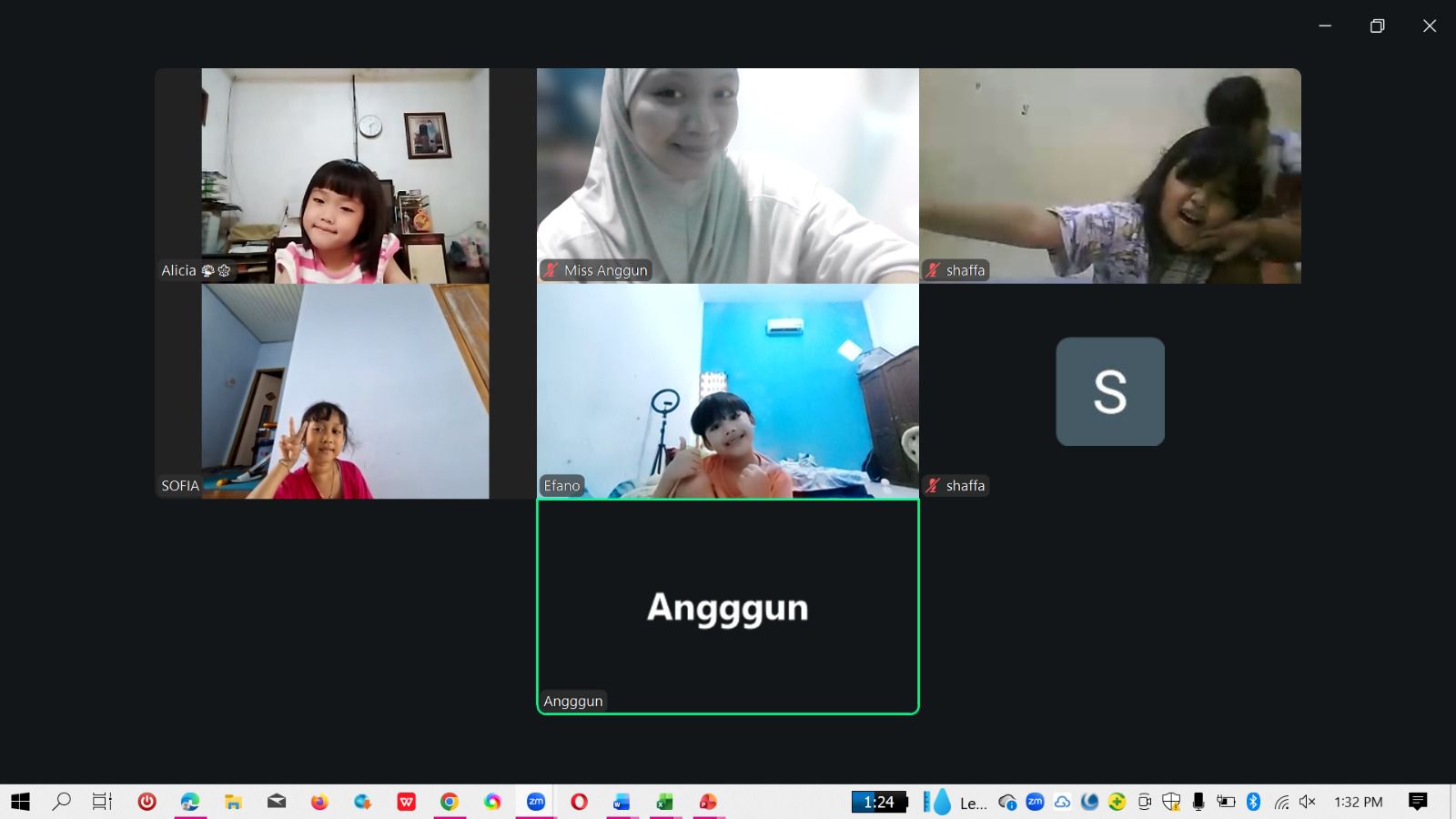 Tutor membimbing dengan pendekatan yang fun dan sabar.
